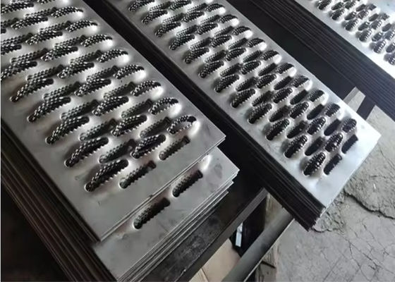 Customizable Slip Resistant Steel Plate Silver Channel Height 20-80mm Anti Slip Degree