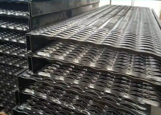 Customizable Slip Resistant Steel Plate Silver Channel Height 20-80mm Anti Slip Degree