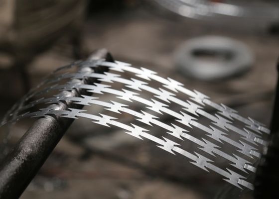 Flat Razor Galvanized Barbed Wire Razor Fence Roll PVC Coated 26mm~100mm Barb Distance