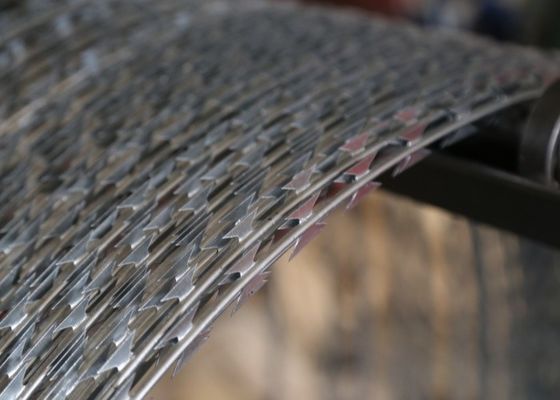 Steel Wire Razor Wire 18mm-32mm Galvanized Barb Wire For Customized Security Needs