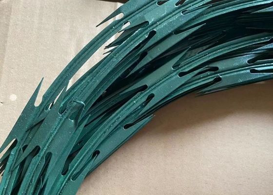 Galvanized Gi Barbed Wire Fencing Triple Twist Gi Barbed Wire Blue/Green/Red 26-100mm Barb Spacing