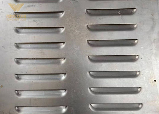 Decorative 304 Stainless Perforated Sheet SS304 Louver Punch Metal Mesh With Customized Perforated Patterns
