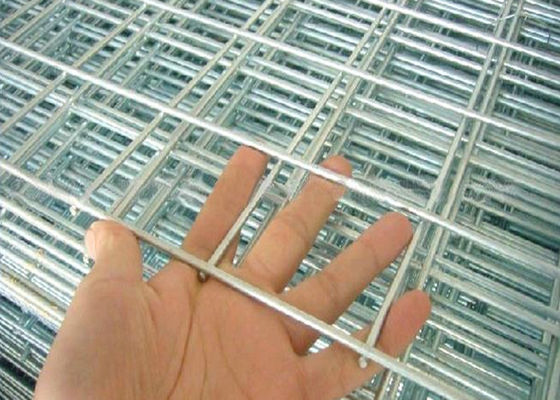 Panneau de clôture en treillis galvanisé soudé revêtu de zinc pour différentes longueurs et formes de trous