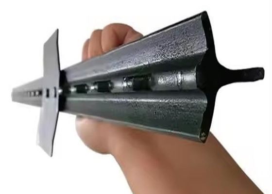 Heavy Duty Black Bitumen Coated Three Pointed Y Post Untuk Keamanan Ternak Dan Perlindungan Predator