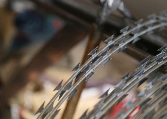 Cross Razor Barbed Wire Security Fence Custom Length In Woven Bag