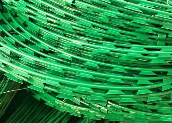 Galvanized Gi Barbed Wire Fencing Triple Twist Gi Barbed Wire Blue/Green/Red 26-100mm Barb Spacing