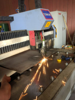 Custom Aluminium Perforated Sheet Laser Knurling Cutting dengan Metode Pengemasan Palet Besi dan Sampel