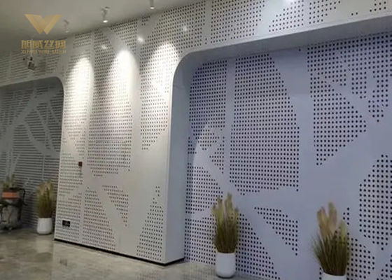 Lembar aluminium berlubang lubang bulat baik di luar maupun di dalam
