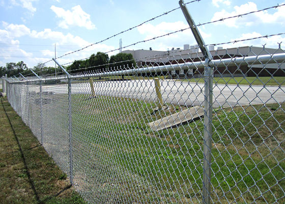Anti rusted Metal Chain Link Mesh Dengan PVC Lapisan Dan Kawat Bercabang Untuk Gerbang Aman